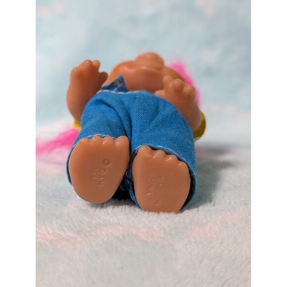 Vintage DAM Troll Doll ©1985 – Overalls Outfit – Pink Hair – 3” - Picture 3 of 3